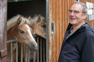 Peter Reich und Dr. Hans-Jörg Zöllner beobachten den Weg der Haflinger vom Stall auf die Weide Peter Reich und Dr. Hans-Jörg Zöllner beobachten den Weg der Haflinger vom Stall auf die Weide