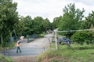 Peter Reich und Dr. Hans-Jörg Zöllner beobachten den Weg der Haflinger vom Stall auf die Weide Peter Reich und Dr. Hans-Jörg Zöllner beobachten den Weg der Haflinger vom Stall auf die Weide